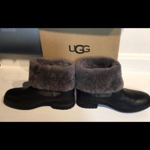 UGG Chyler Black Leather/Fur Bootie 8.5 Trendy!